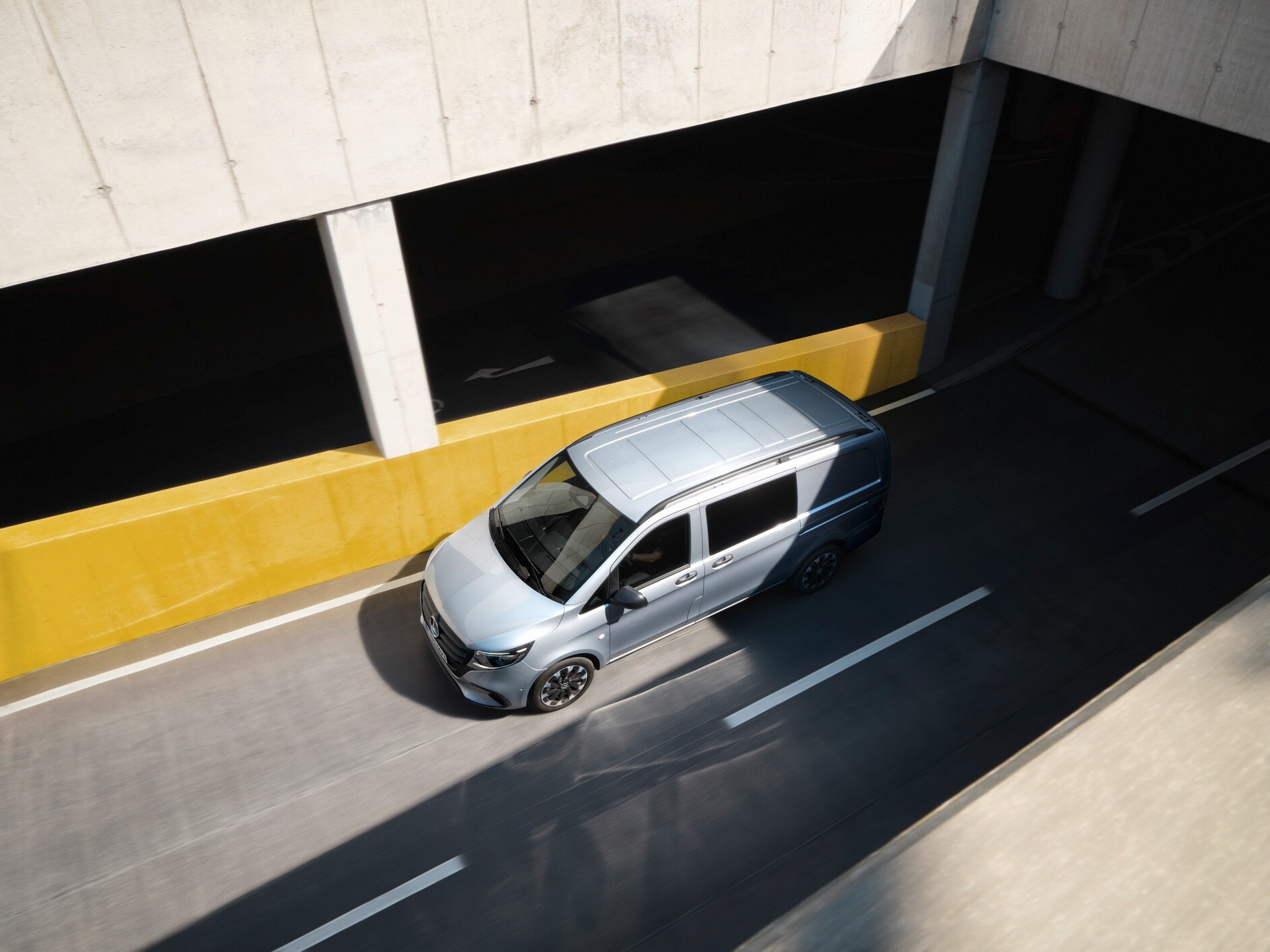 Mercedes-Benz Vito Mixto jadący po podjeździe.