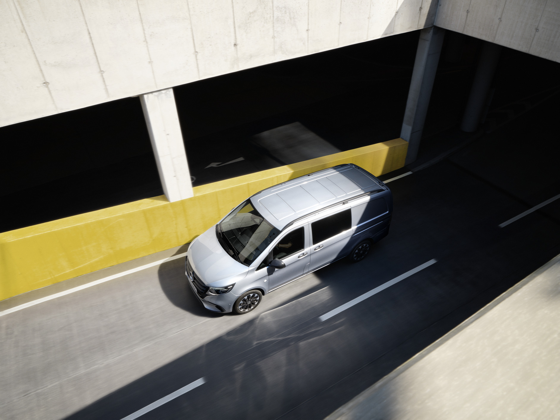 Vito Mixto | Mercedes-Benz Mercedes-Benz Vito Mixto jadący po podjeździe.