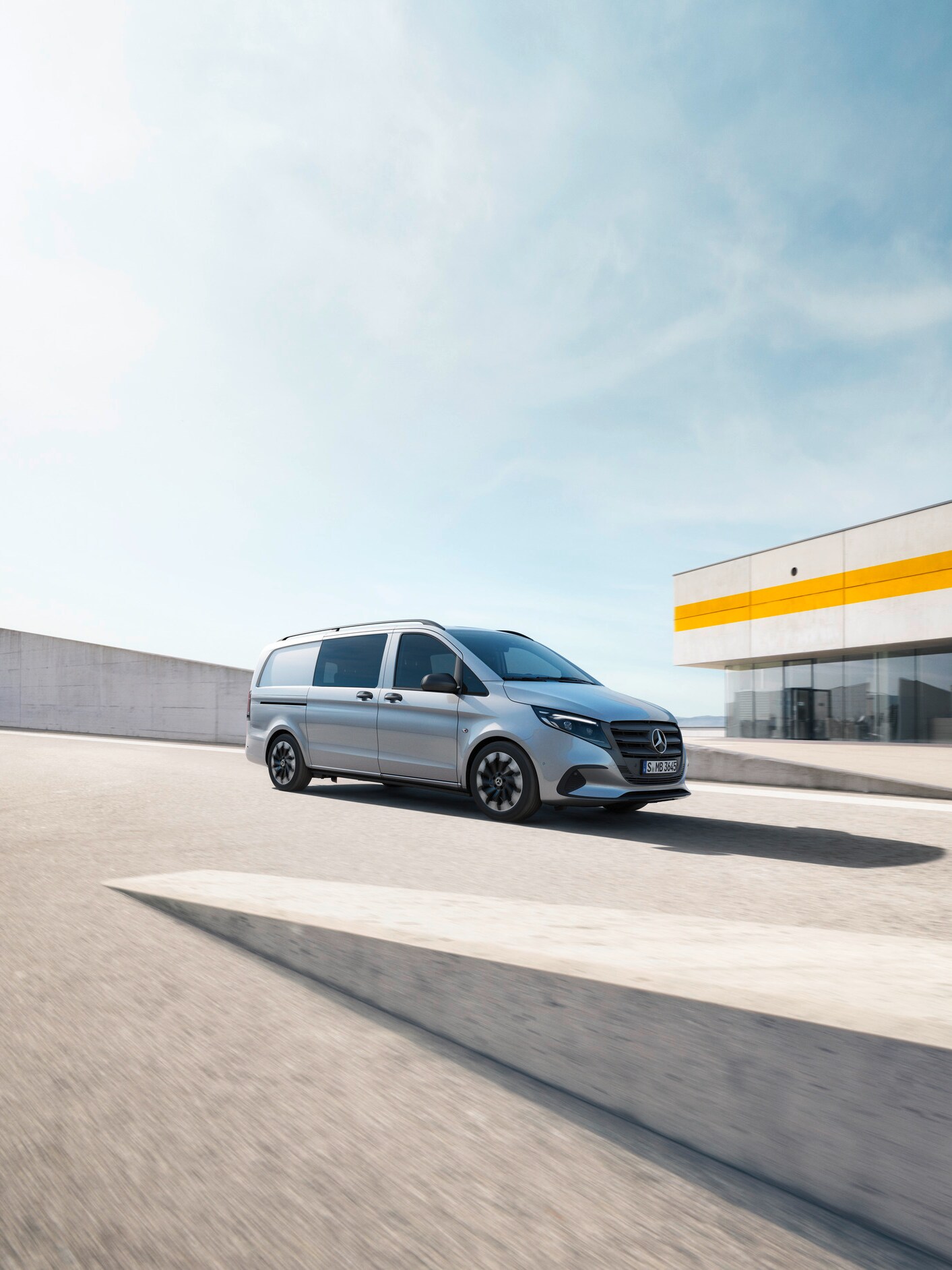 Vito Mixto na płycie parkingu.