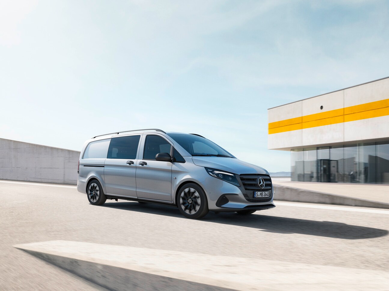 Vito Mixto na płycie parkingu.