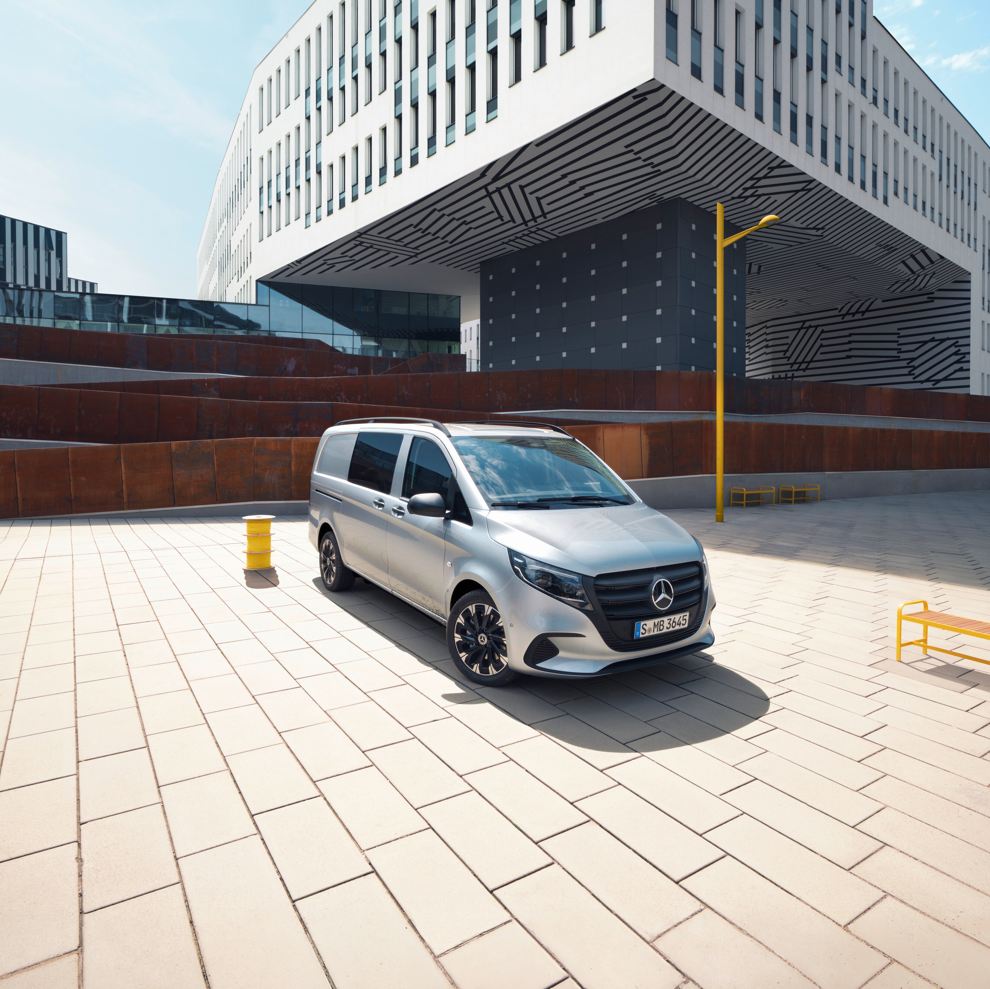 Mercedes-Benz Vito Mixto na płycie parkingu.