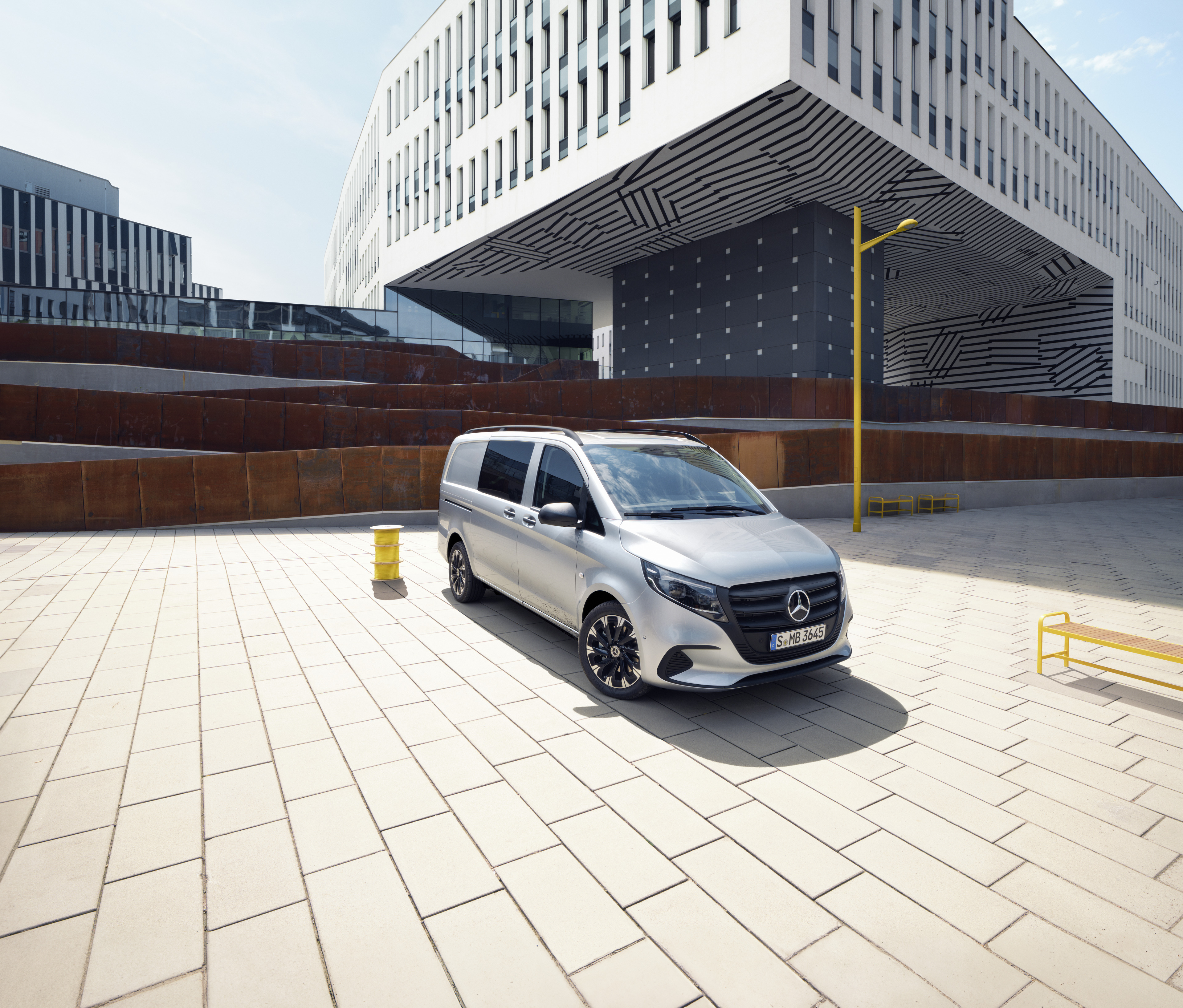 Vito Mixto | Mercedes-Benz Mercedes-Benz Vito Mixto na płycie parkingu.