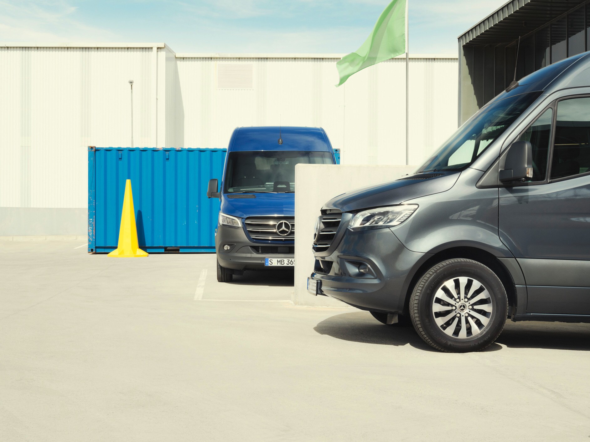 Dwa modele Sprinter na parkingu.