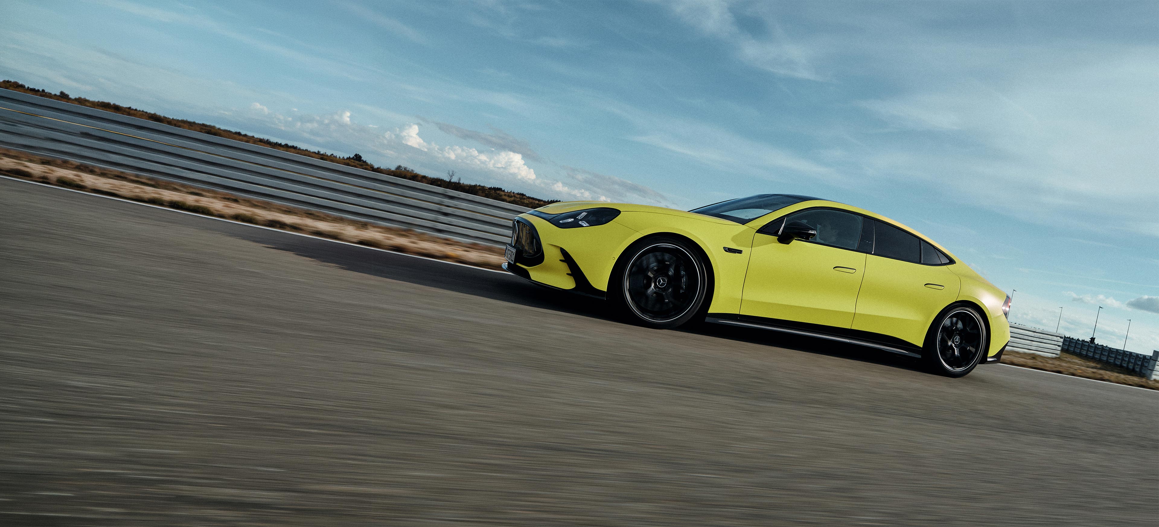 AMG Experience | Mercedes‑Benz Żółty Mercedes-AMG GT 63 4-Door Coupé na torze wyścigowym.