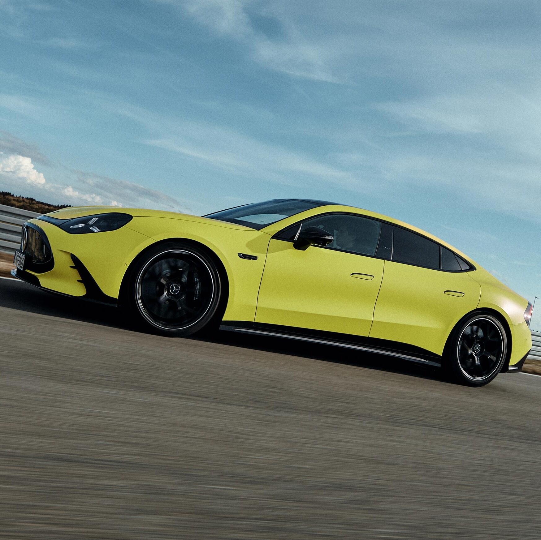 Żółty Mercedes-AMG GT 63 4-Door Coupé na torze wyścigowym.