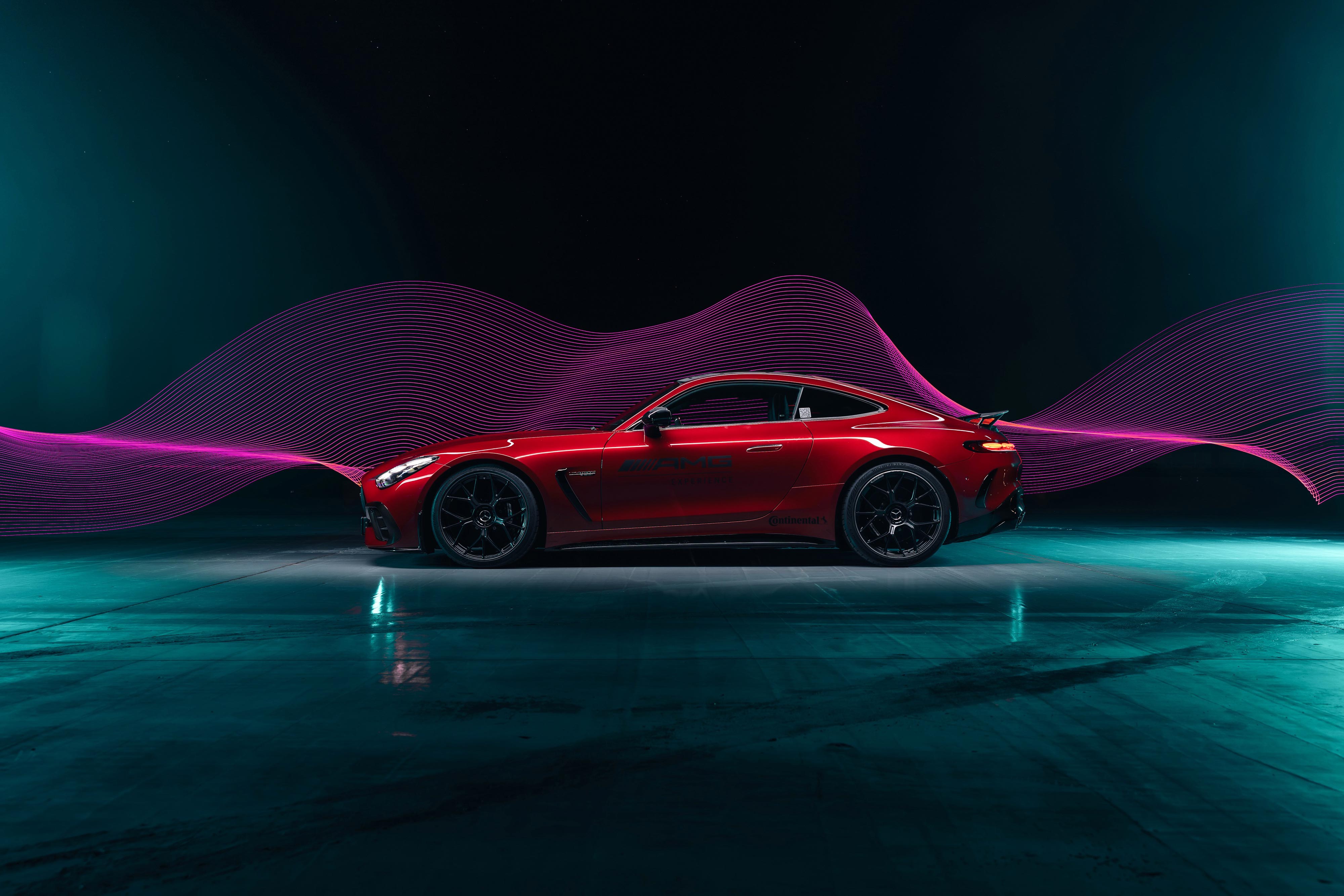 AMG Experience Ladies on the Track Czerwony Mercedes-AMG GT Coupé z logo AMG Experience na drzwiach.