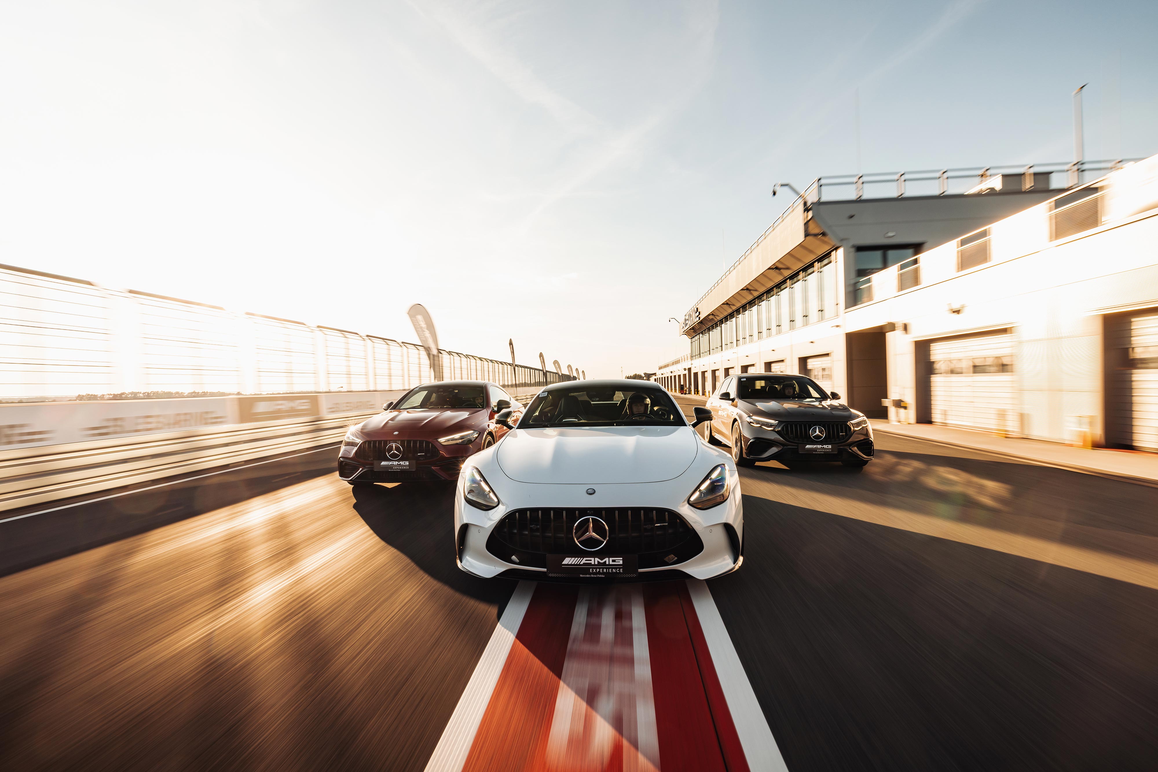 AMG Experience on Track PERFORMANCE | Mercedes-Benz Samochody Mercedes-AMG jadące przez Pit Stop na torze wyścigowym.