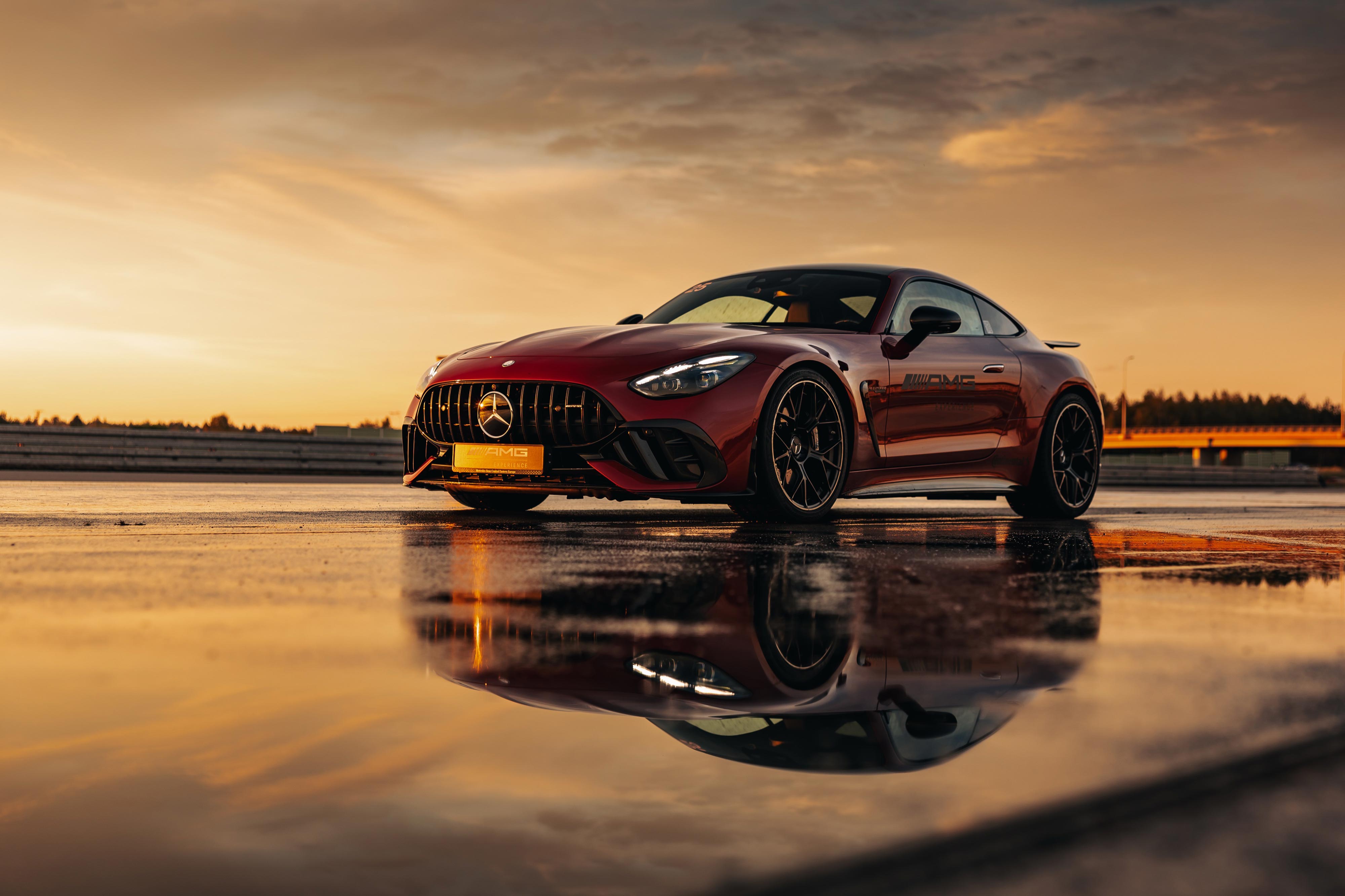 Szkolenie AMG Experience on Track DISCOVER | Mercedes-Benz Czerwony Mercedes-AMG GT Coupé z logo AMG Experience na drzwiach.