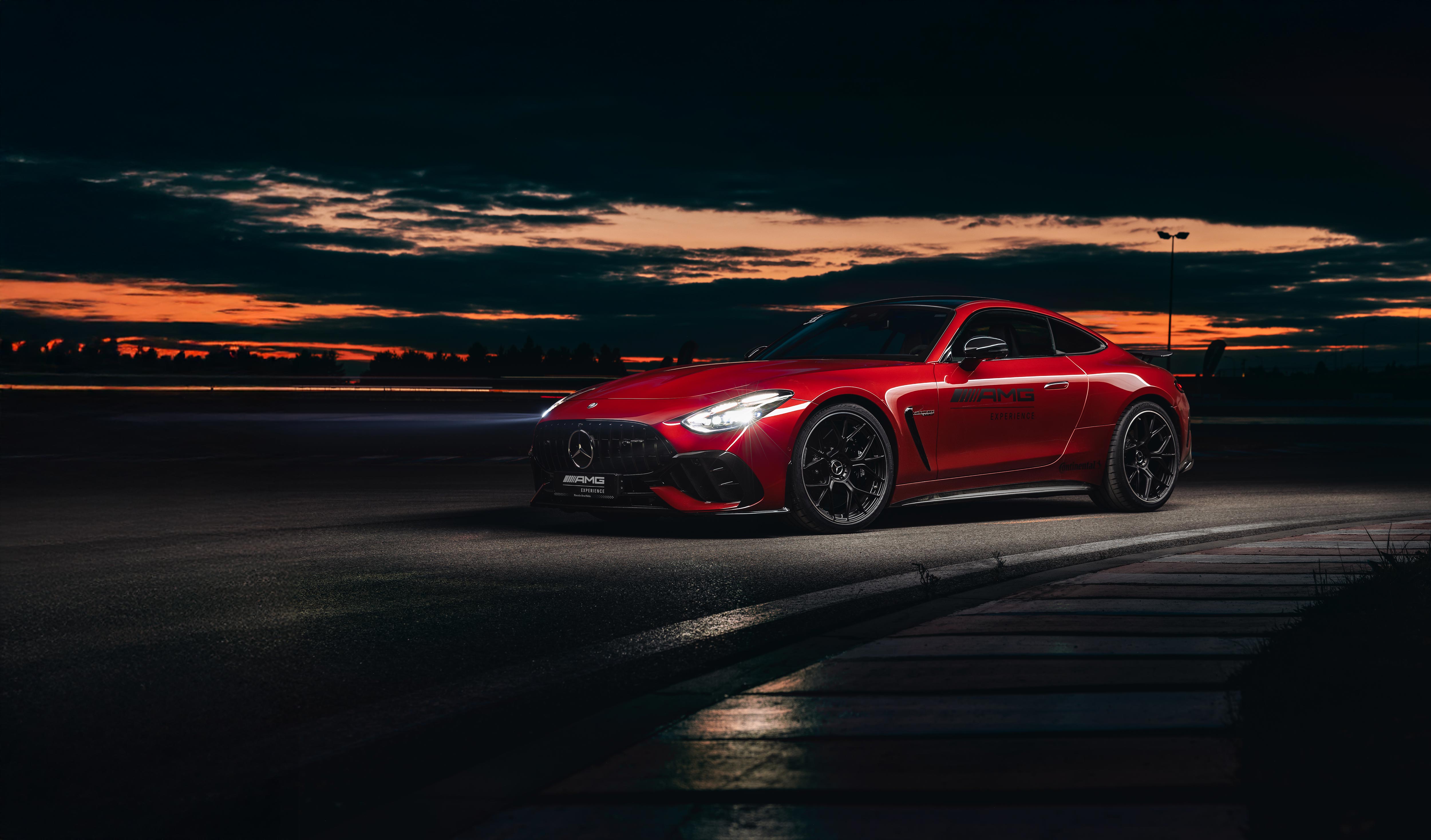 AMG Experience | Mercedes‑Benz Czerwony Mercedes-AMG GT Coupé z logo AMG Experience na drzwiach.