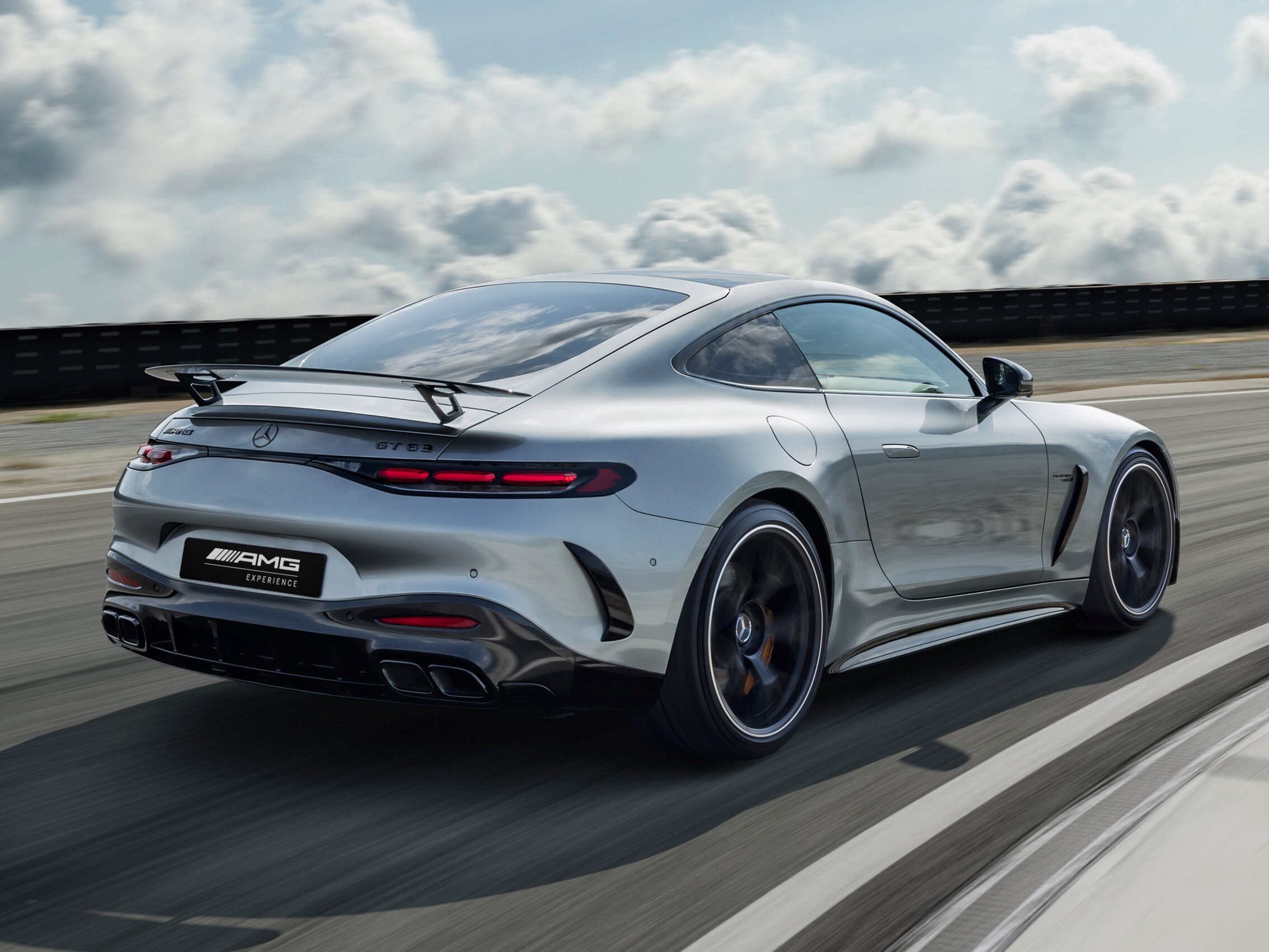 Srebrny Mercedes-AMG GT Coupé na torze wyścigowym.