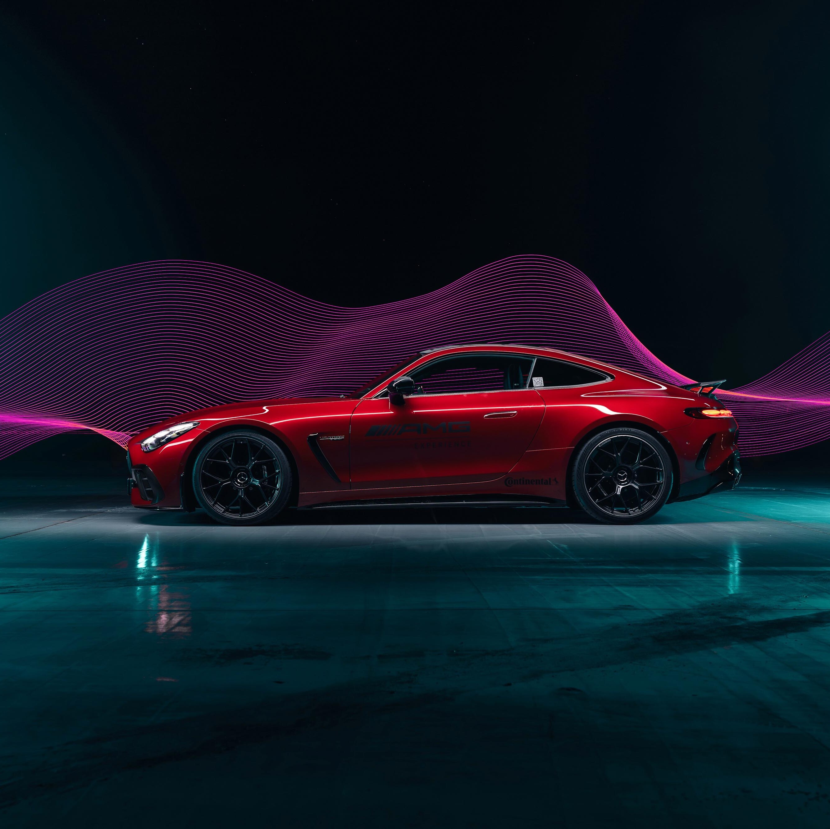 Czerowny Mercedes-AMG GT Coupé z logo AMG Experience na drzwiach.