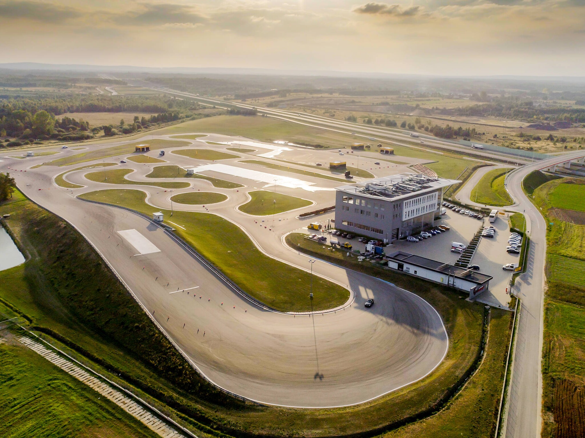 Tor Autodrom Jastrząb widziany z lotu ptaka.
