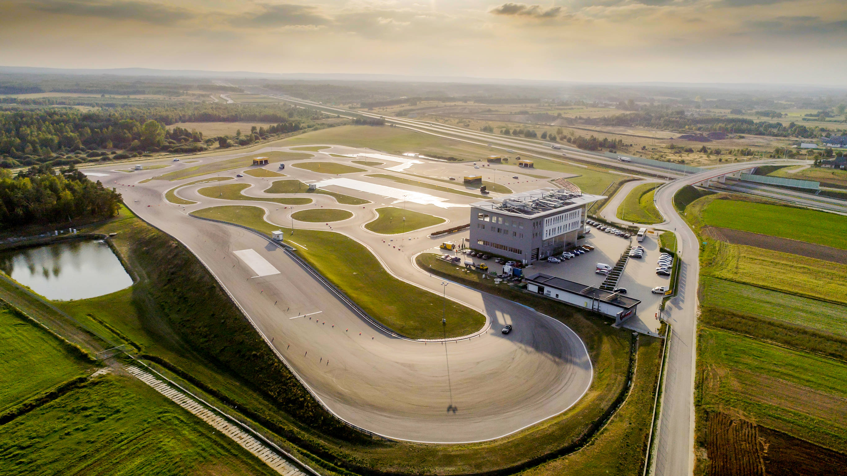 Tor Autodrom Jastrząb Tor Autodrom Jastrząb widziany z lotu ptaka.