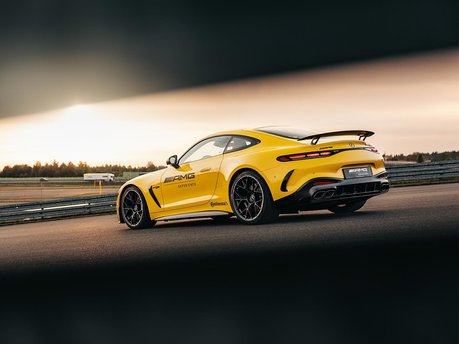 Mercedes-AMG GT Coupé z logo AMG Experience na drzwiach.