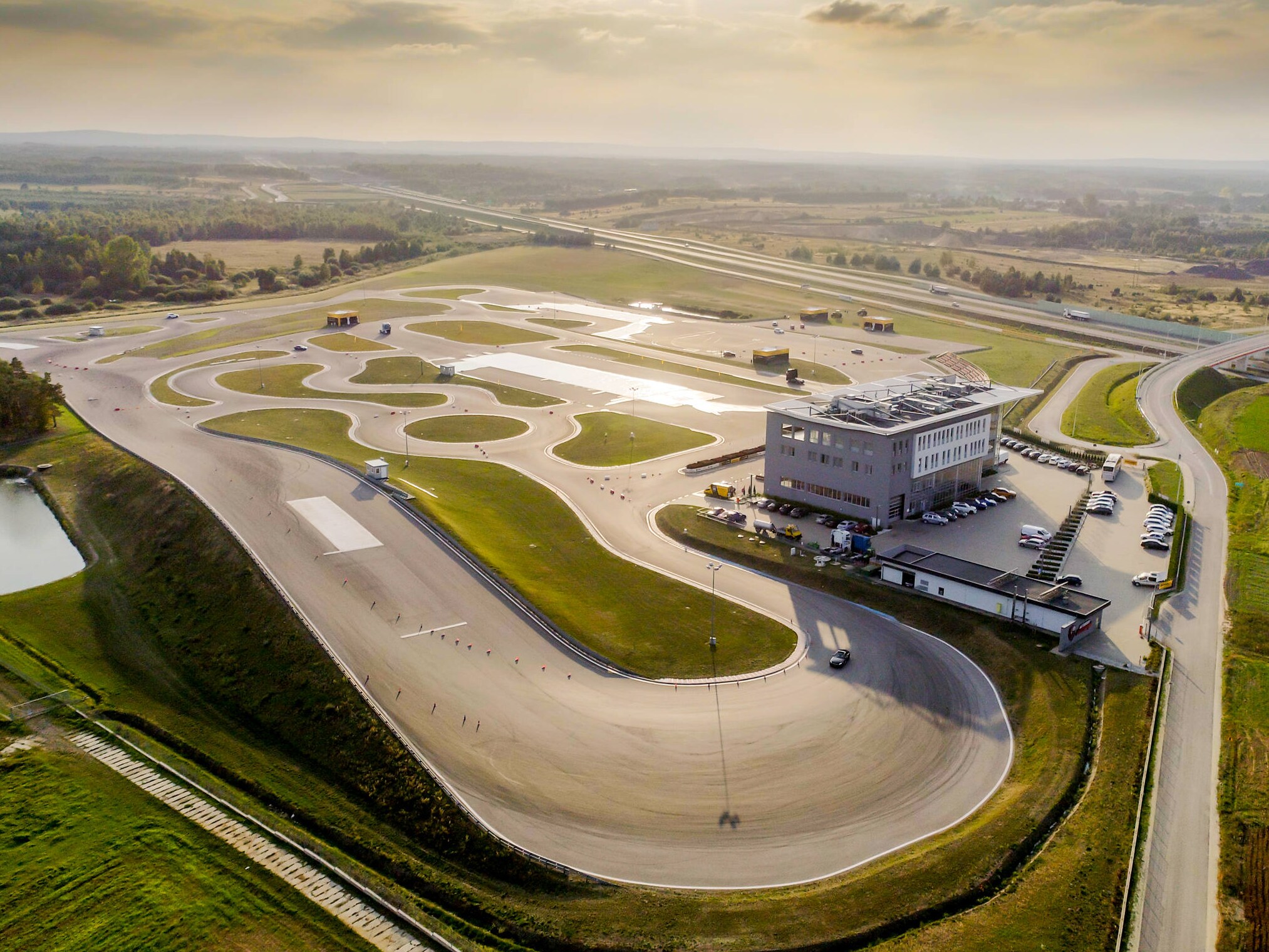 Tor Autodrom Jastrząb widziany z lotu ptaka.