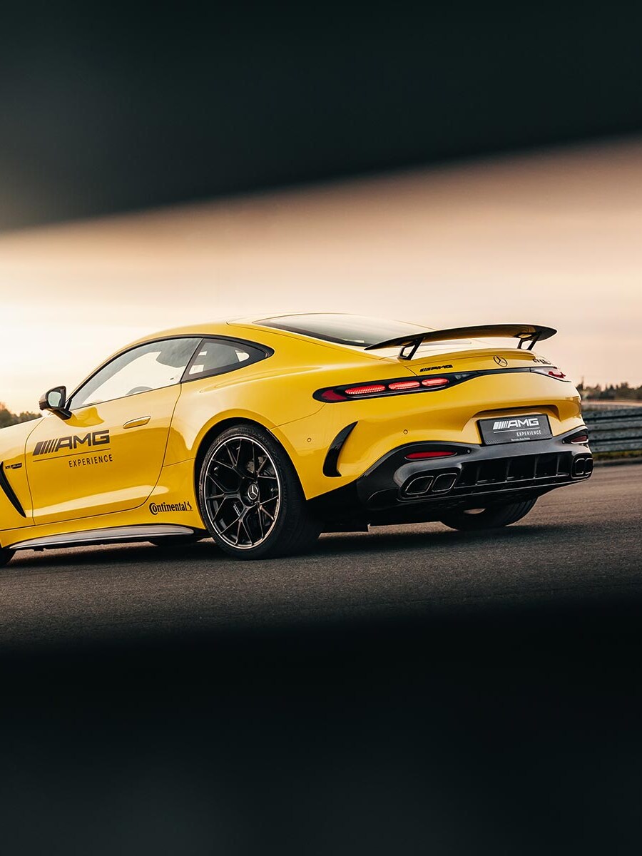 Mercedes-AMG GT Coupé z logo AMG Experience na drzwiach.