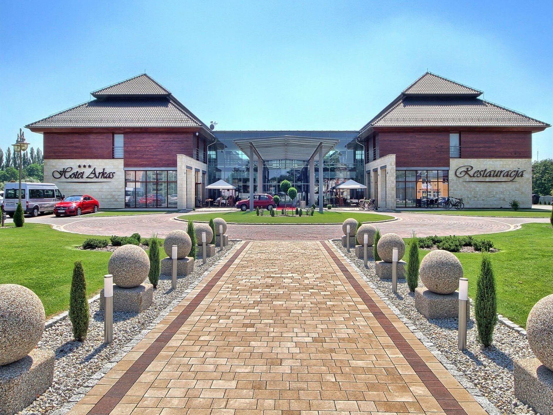 Hotel Arkas widziany od frontu.