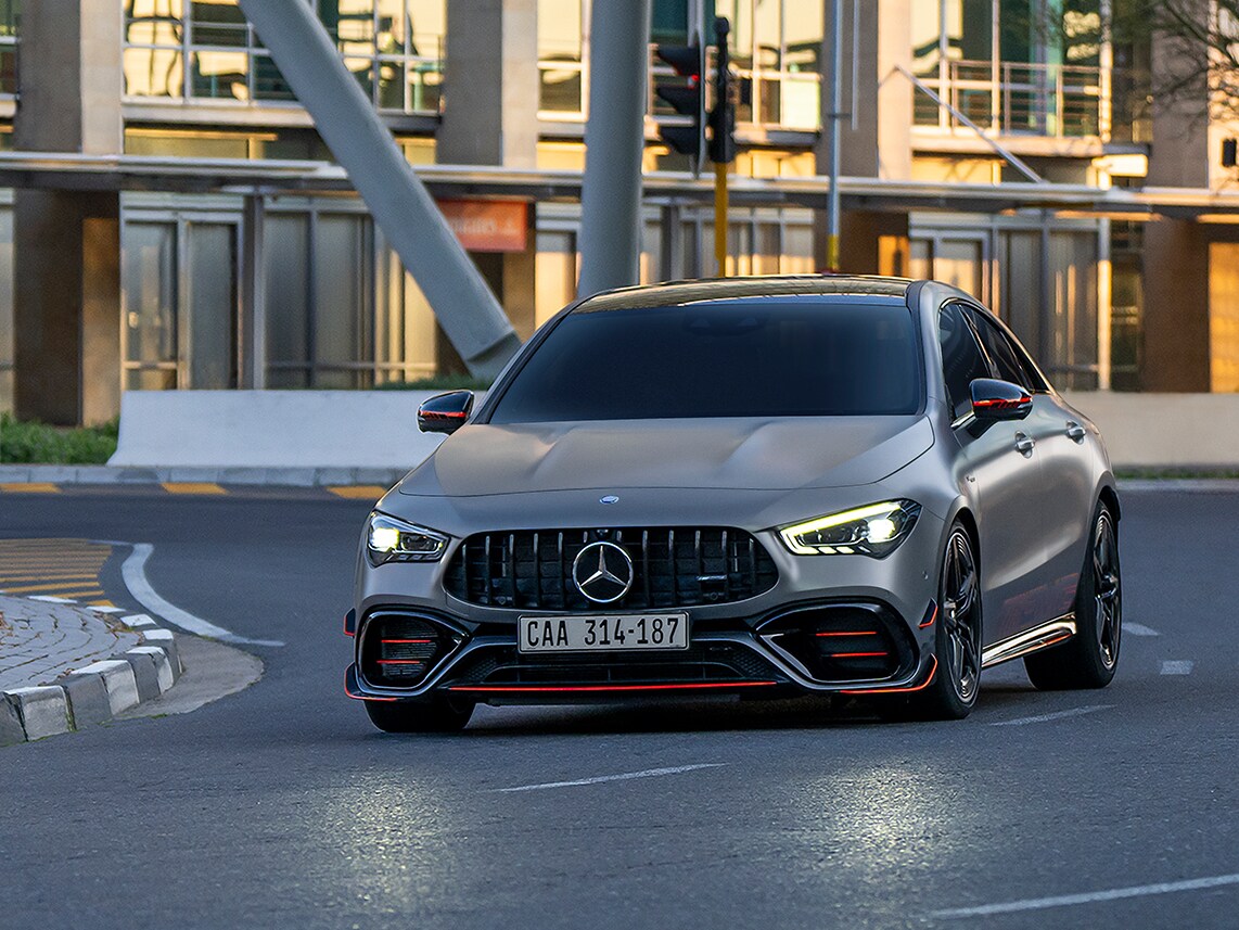 Mercedes CLA 45 S 4MATIC+ podczas jazdy po mieście.