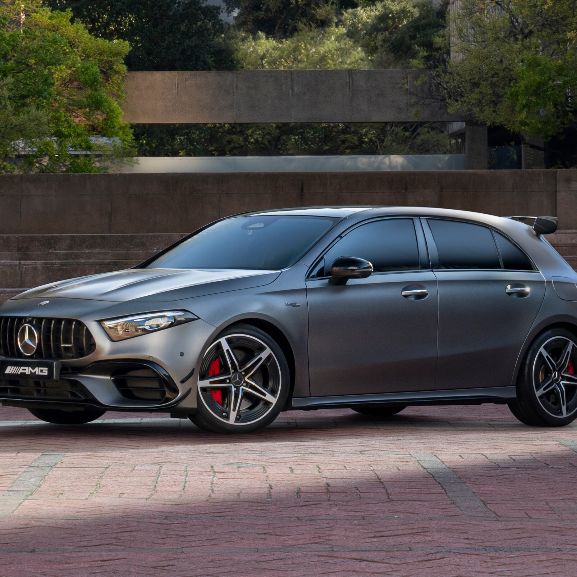 Mercedes-AMG A 45 4MATIC zaparkowany na chodniku.