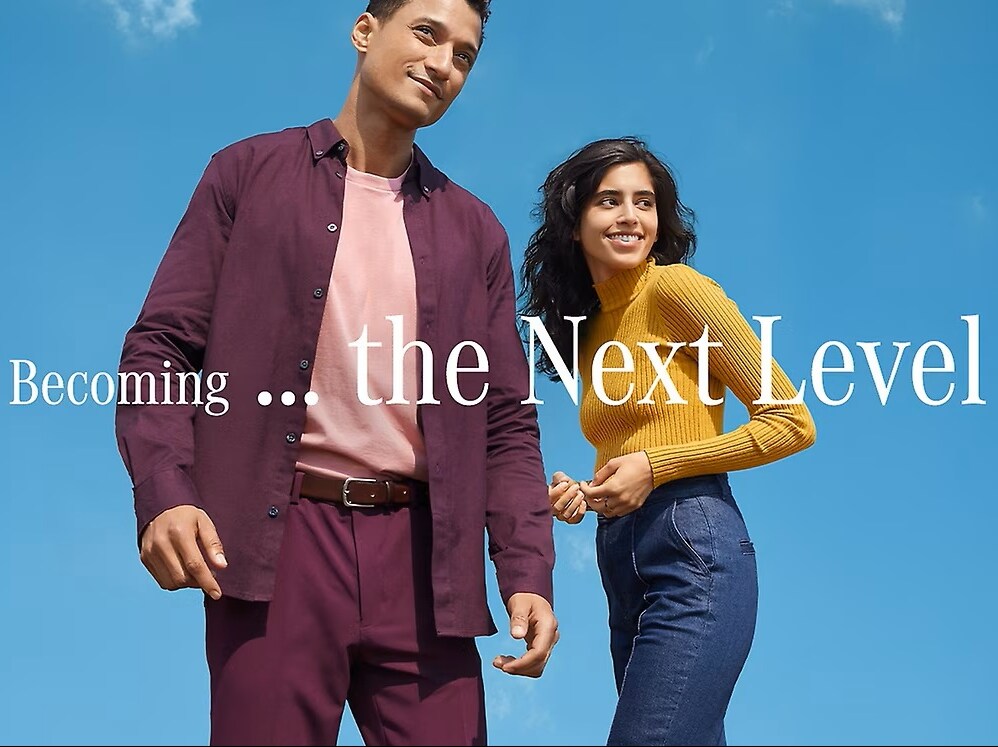 Czwrórka szczęśliwych pracowników Mercedes-Benz.