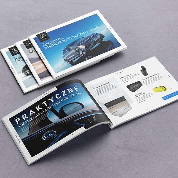 Dwa katalogi z akcesoriami dla samochodów Mercedes-Benz.