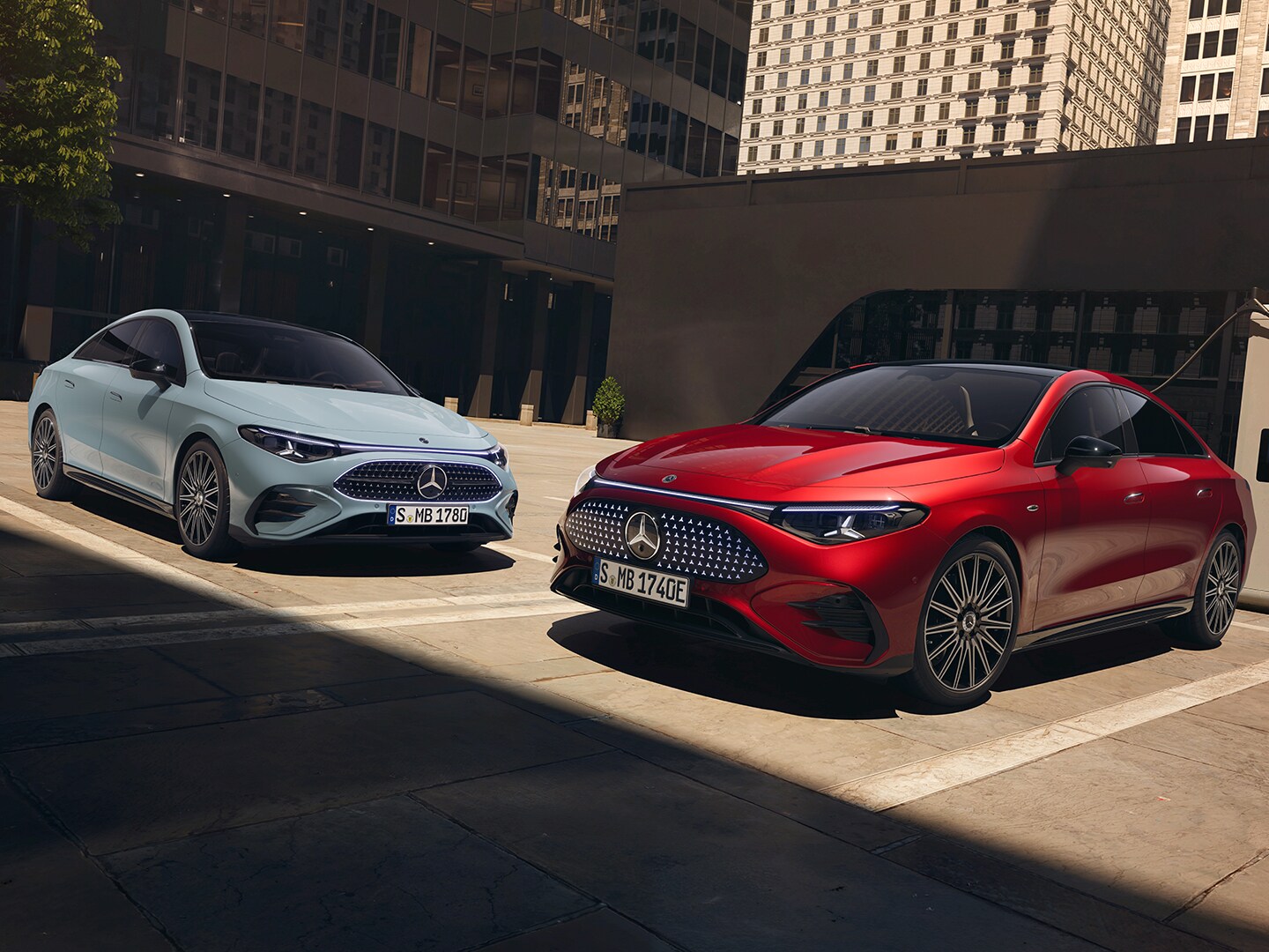 Modele CLA zaparkowane przed budynkiem. 