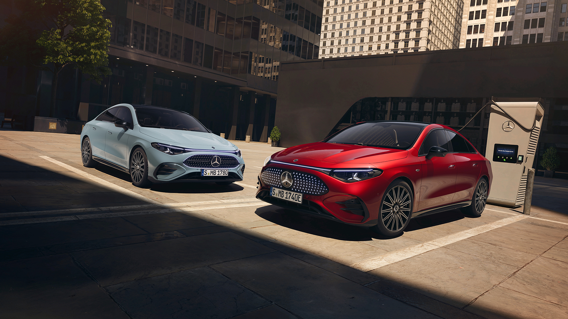 140 lat innowacji Mercedes-Benz | Mercedes-Benz Modele CLA zaparkowane przed budynkiem.