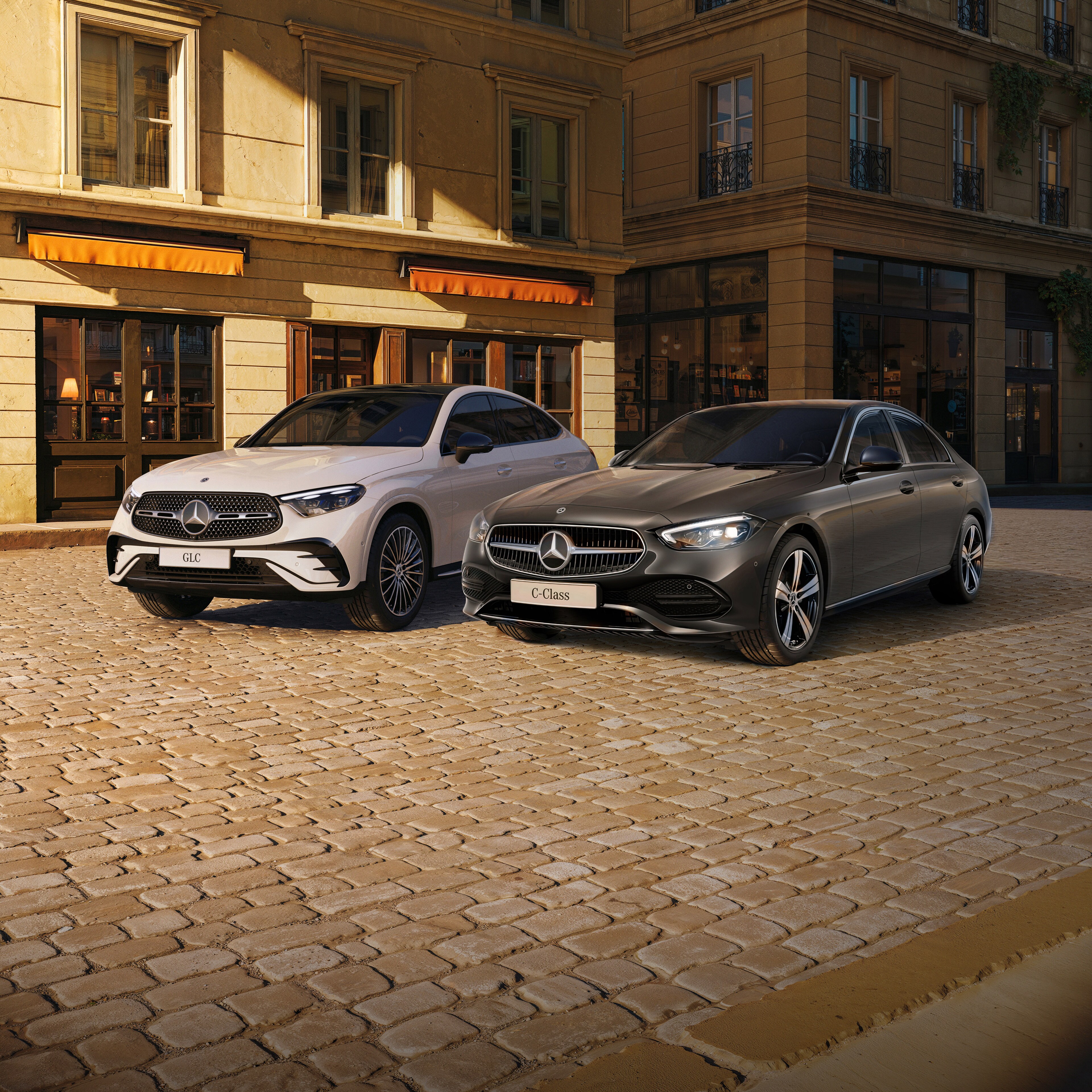 Modele Klasa C oraz GLC Coupe zaparkowane przed budynkiem.