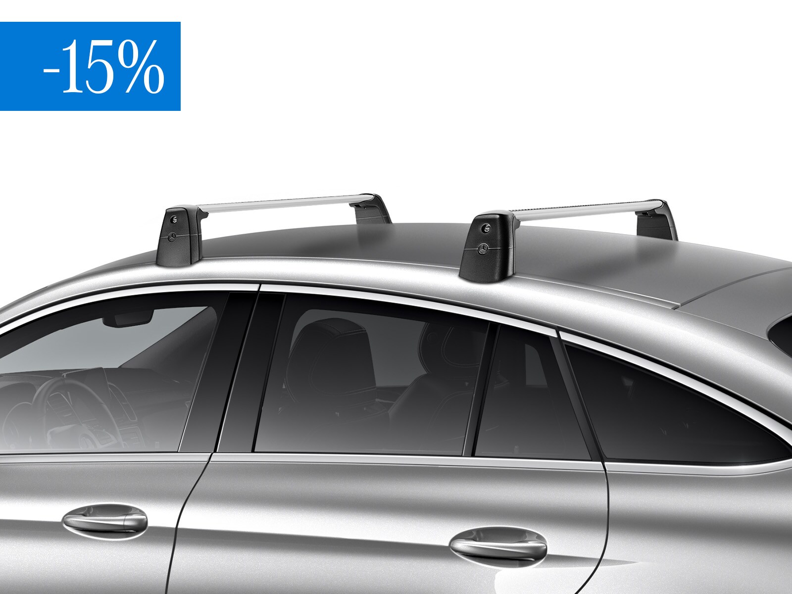 Belki dachowe zamontowane na dachu srebrnego Mercedesa z plakietką -15%.
