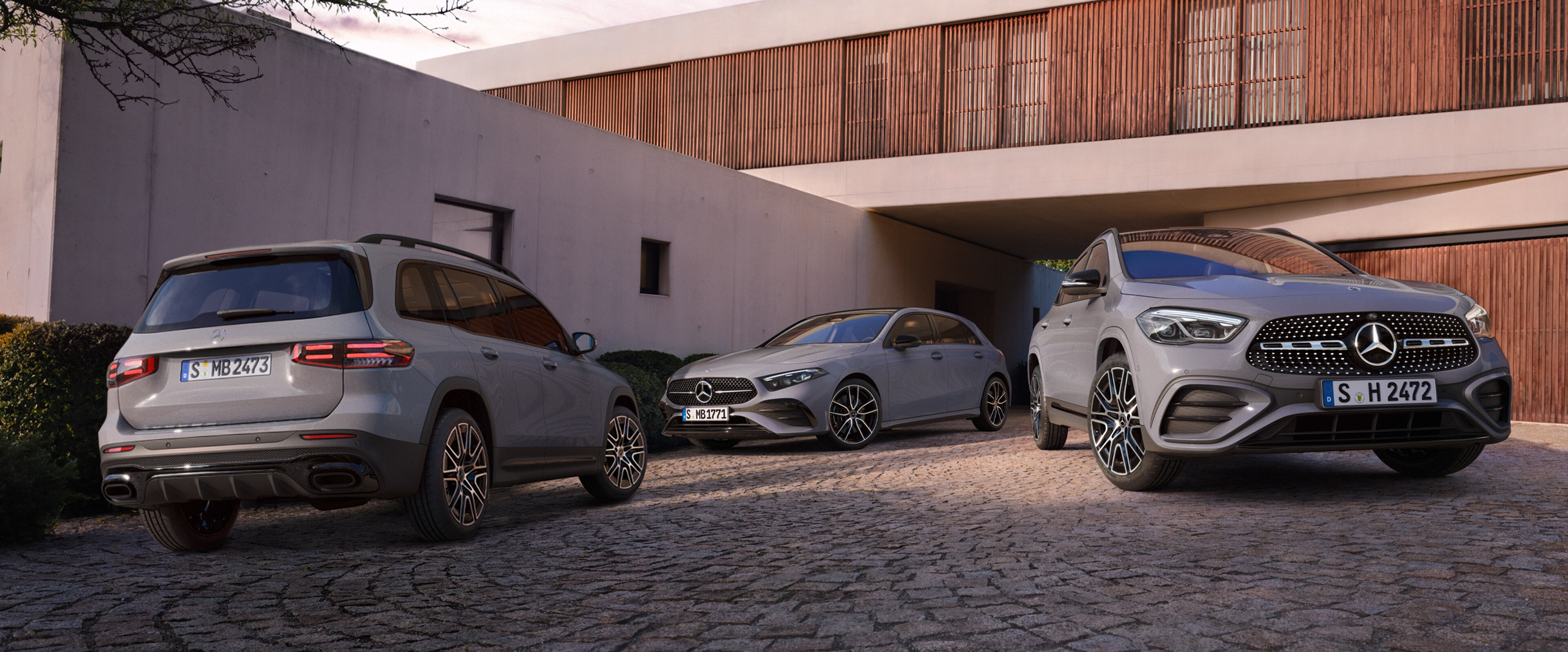 Modele GLA i GLB zaparkowane przed domem. 