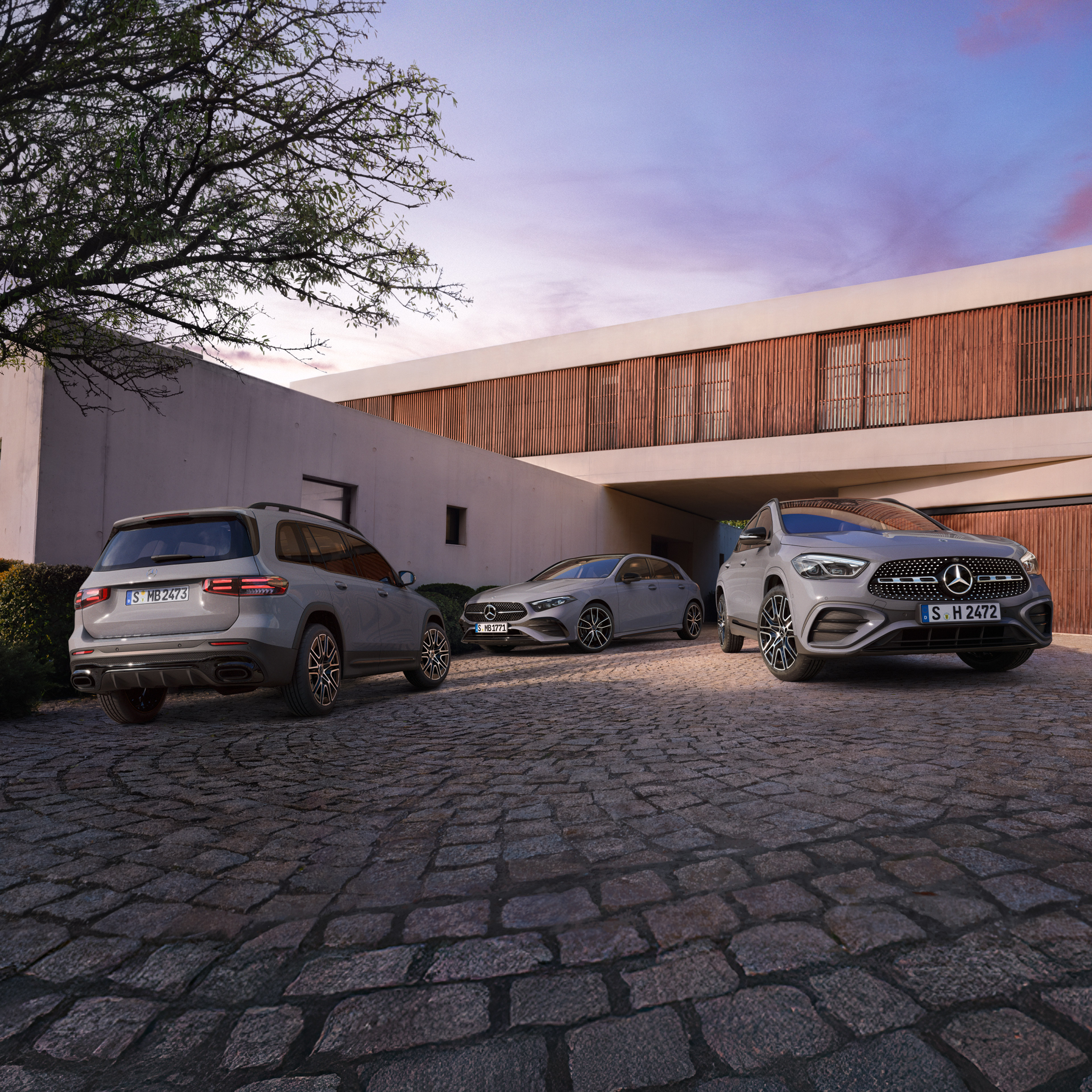 Najlepszy moment na Twój zakup Modele GLA i GLB zaparkowane przed domem.