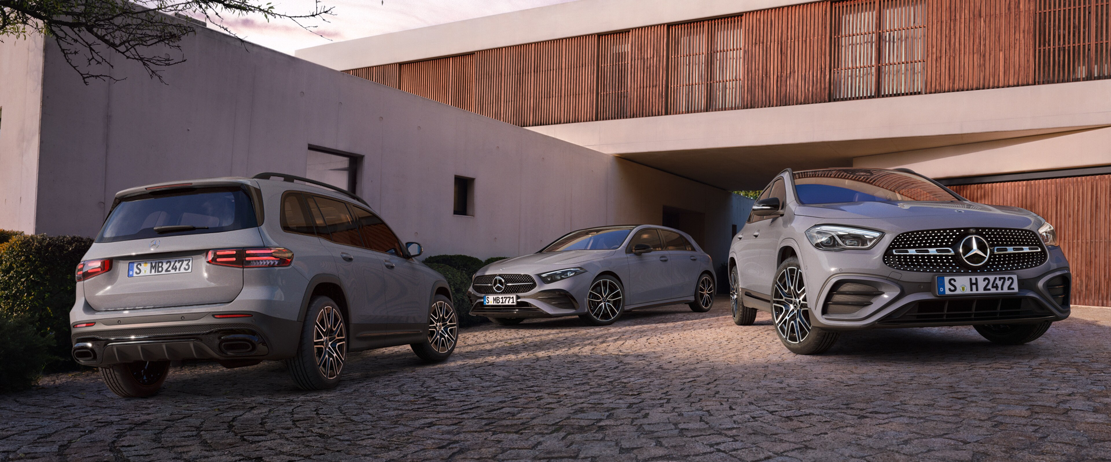 Modele GLA i GLB zaparkowane przed domem. 