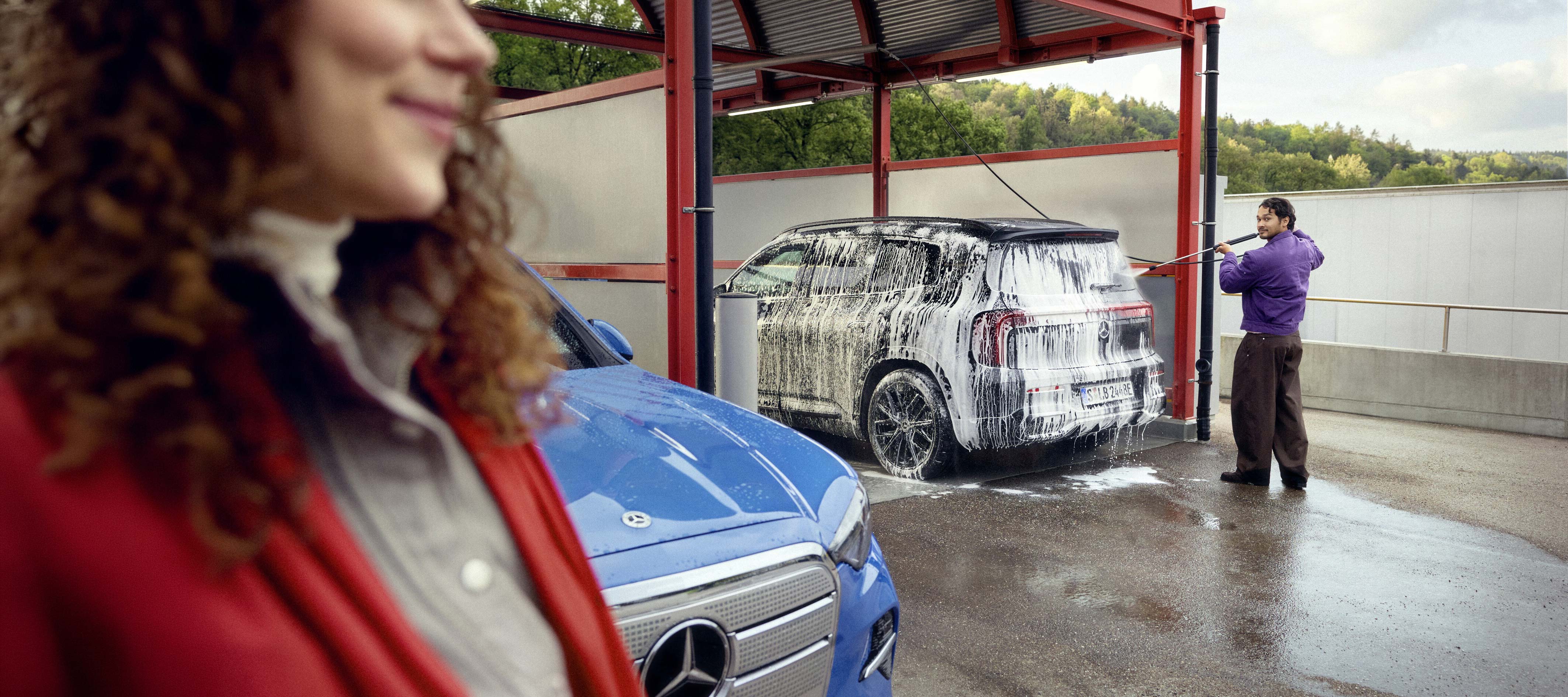 Produkty do pielęgnacji samochodu | Mercedes-Benz Dwoje kierowców Mercedesów na myjni samochodowej.
