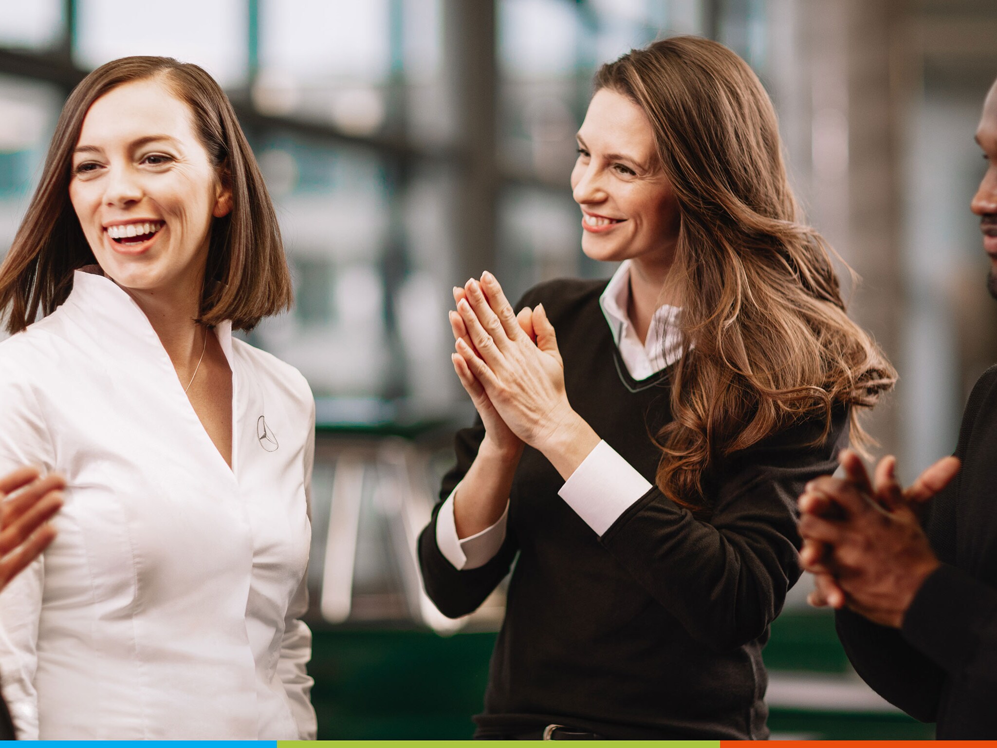 Czwrórka szczęśliwych pracowników Mercedes-Benz.