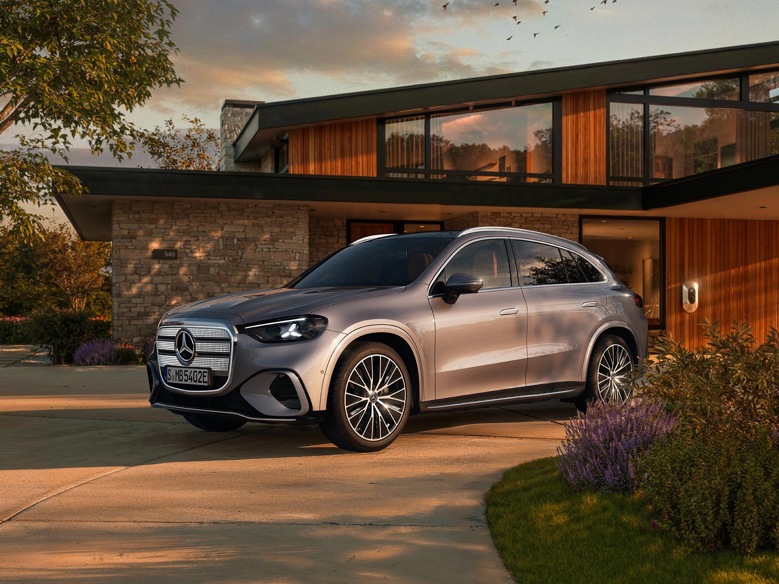 Dni Nowości Mercedes-Benz | Mercedes-Benz Srebrny model GLC electric zaparkowany na podjeździe.