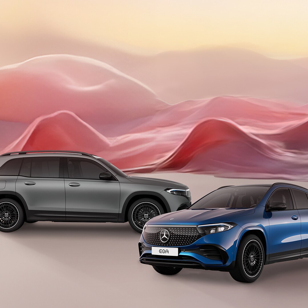 Niebieski Mercedes EQA i szary Mercedes EQB na różowym tle.