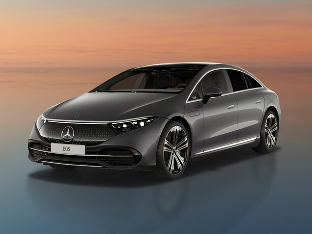 Grafitowy Mercedes-Benz EQS na tle wieczornago nieba.