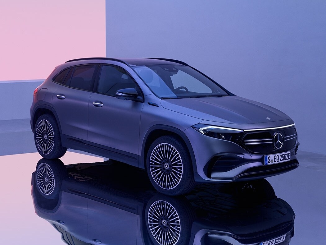 Mercedes EQA na lustrzanej powierzchni.
