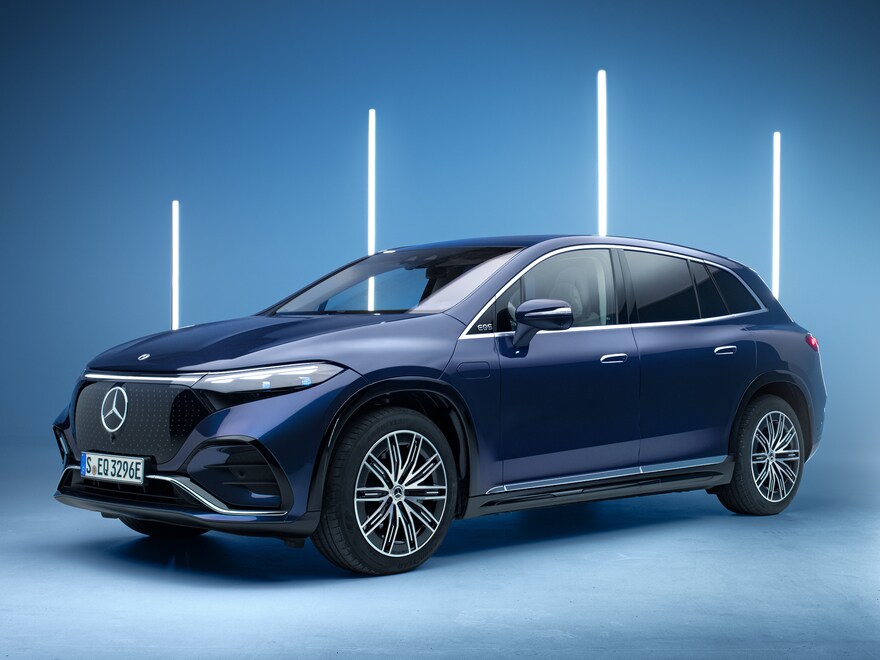 Granatowy Mercedes-Benz EQE SUV podświetlony od tyłu.