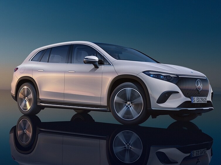 Mercedes-Benz EQS SUV na tle wieczornego nieba.
