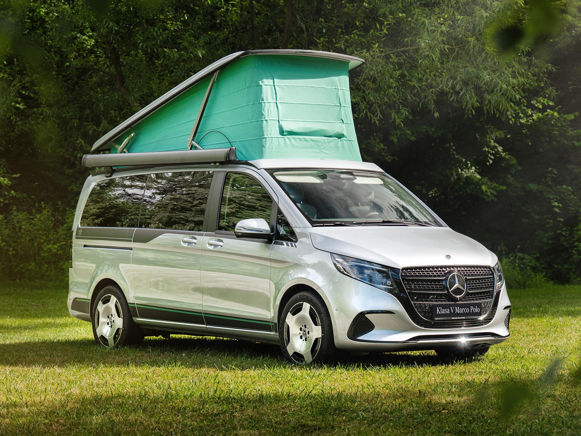 Srebrny Marco Polo HORIZON zaparkowany na polu.