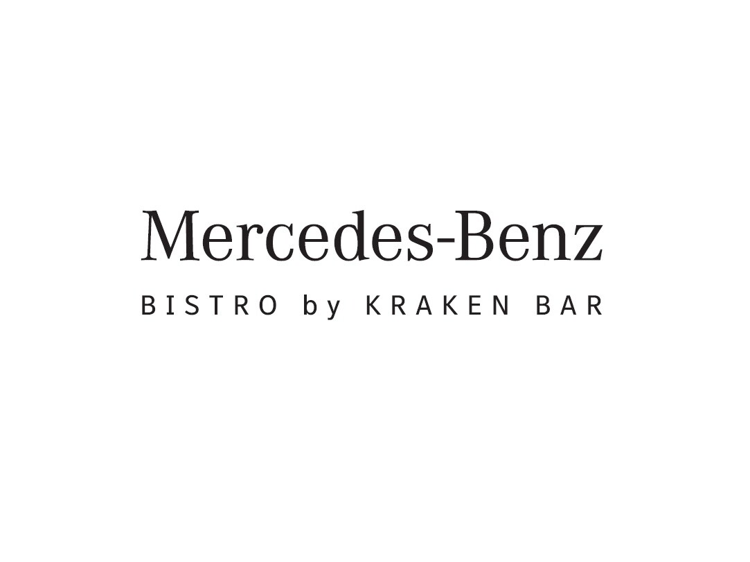 Napis reklamujący współpracę Mercedes-Benz oraz Bistro Kraken Bar.