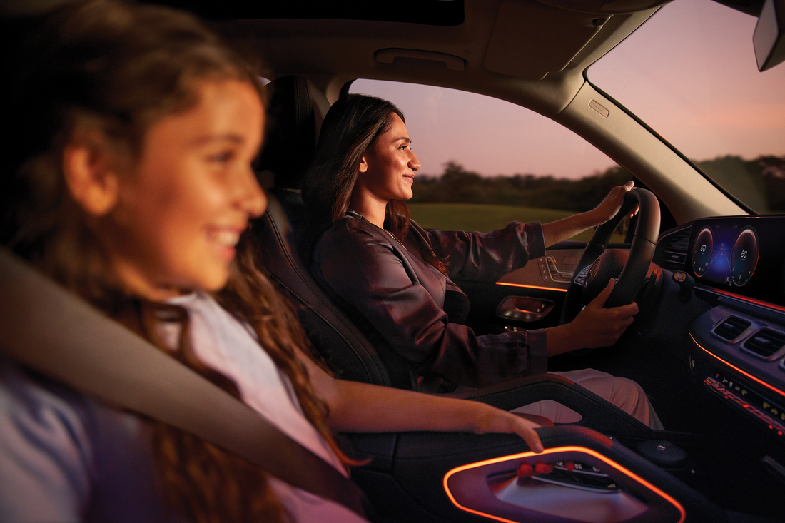 Kobieta z córką prowadzące Mercedes-Benz.