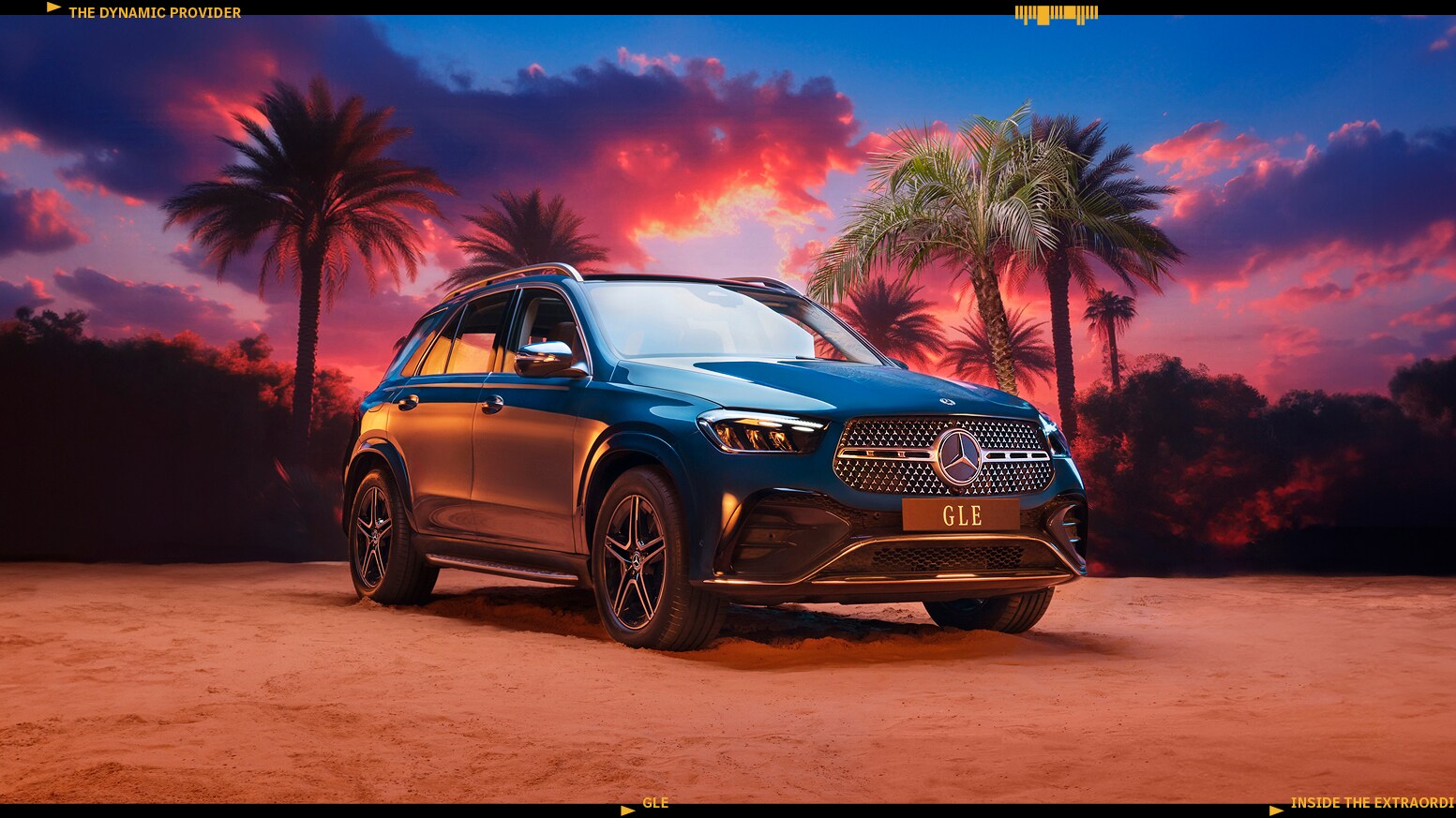 Niebieski Mercedes-Benz GLE SUV na tropikalnym tle. 