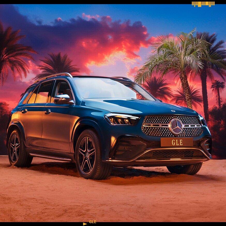 Granatowy GLE SUV stojący na plaży, na kolorym tle.