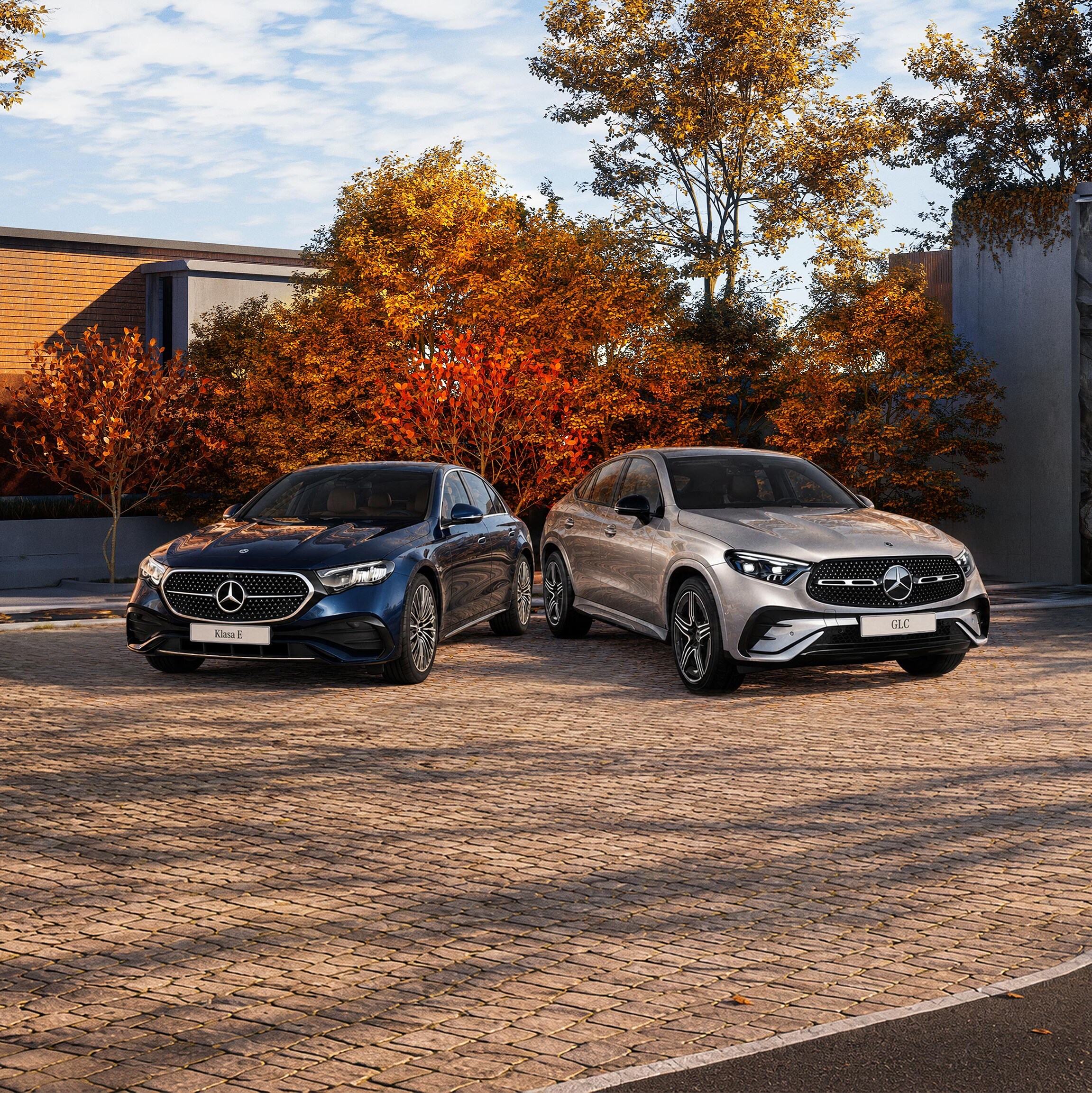 Modele Klasa C Limuzyna oraz GLC Coupe zaparkowane wśród jesiennych drzew.
