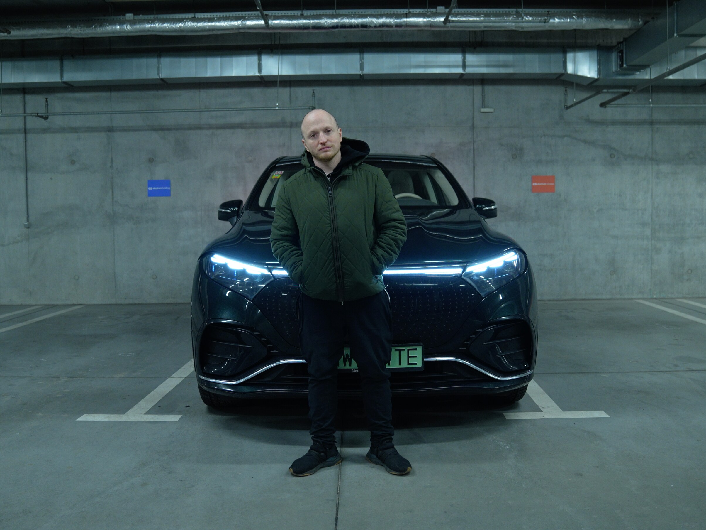 Wojciech Urbański z elektrycznym Mercedesem w tle.