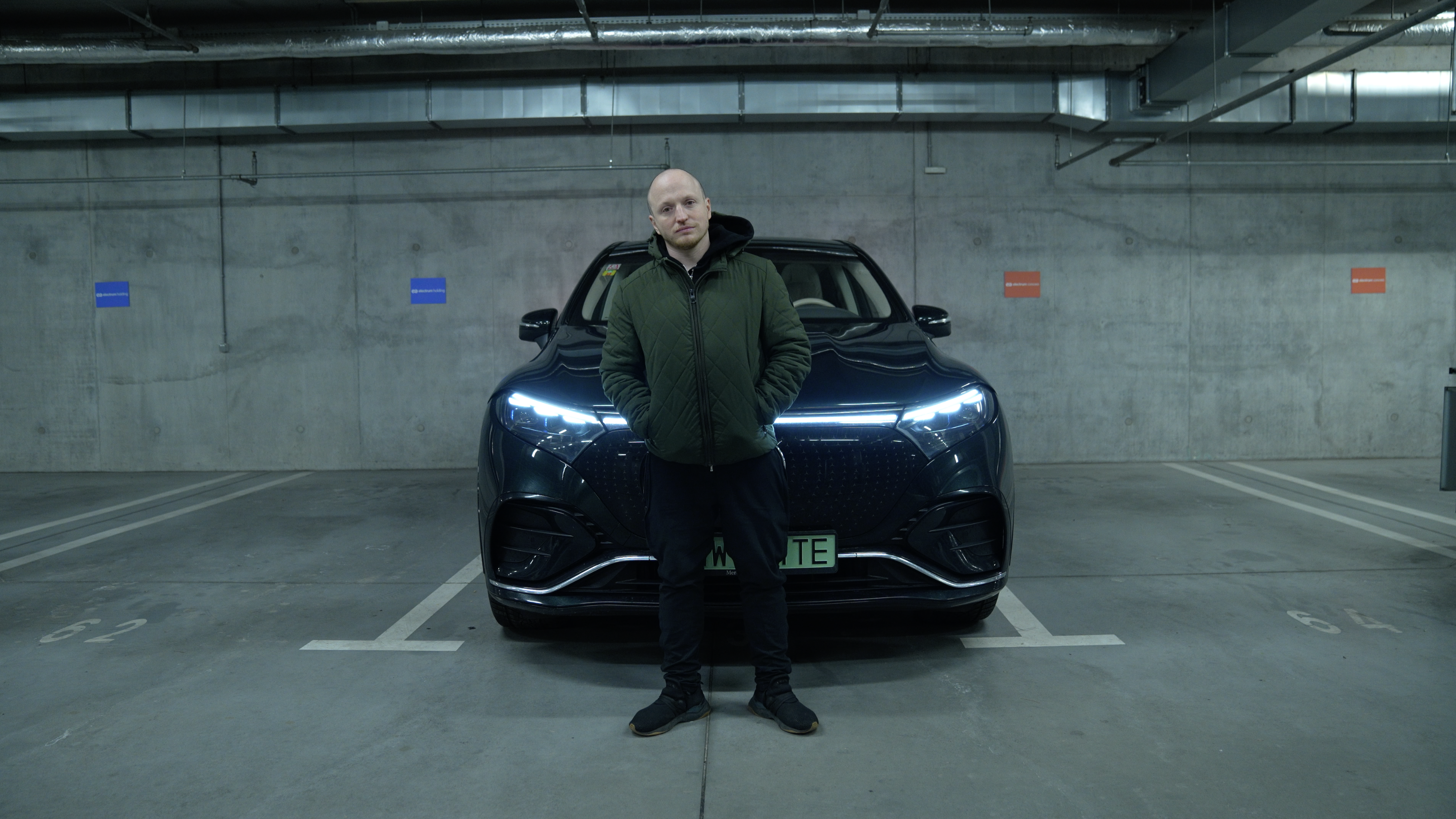 Wojciech Urbański | Mercedes-Benz Wojciech Urbański z elektrycznym Mercedesem w tle.