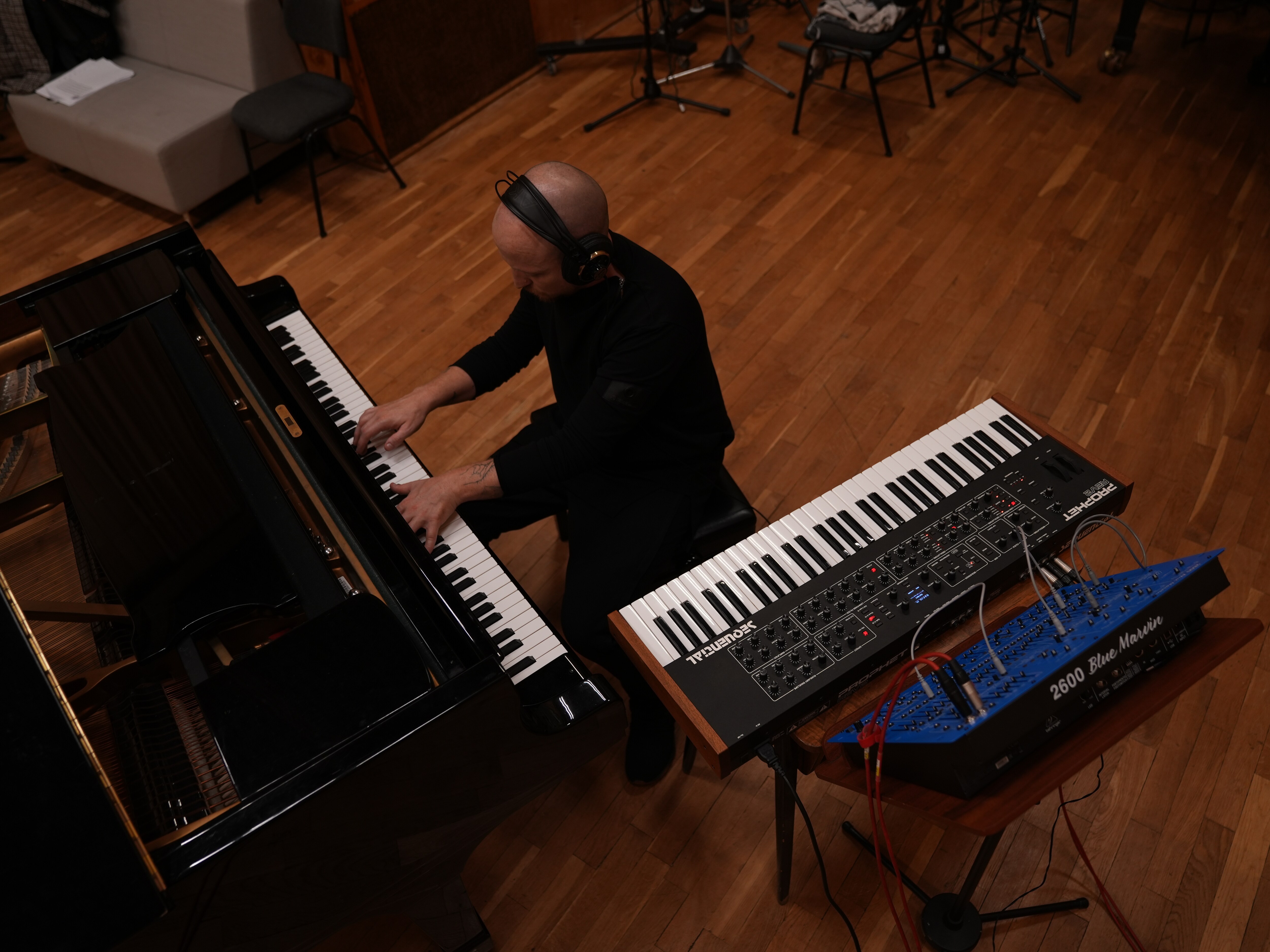 Wojciech Urbański siedzący przy fortepianie.