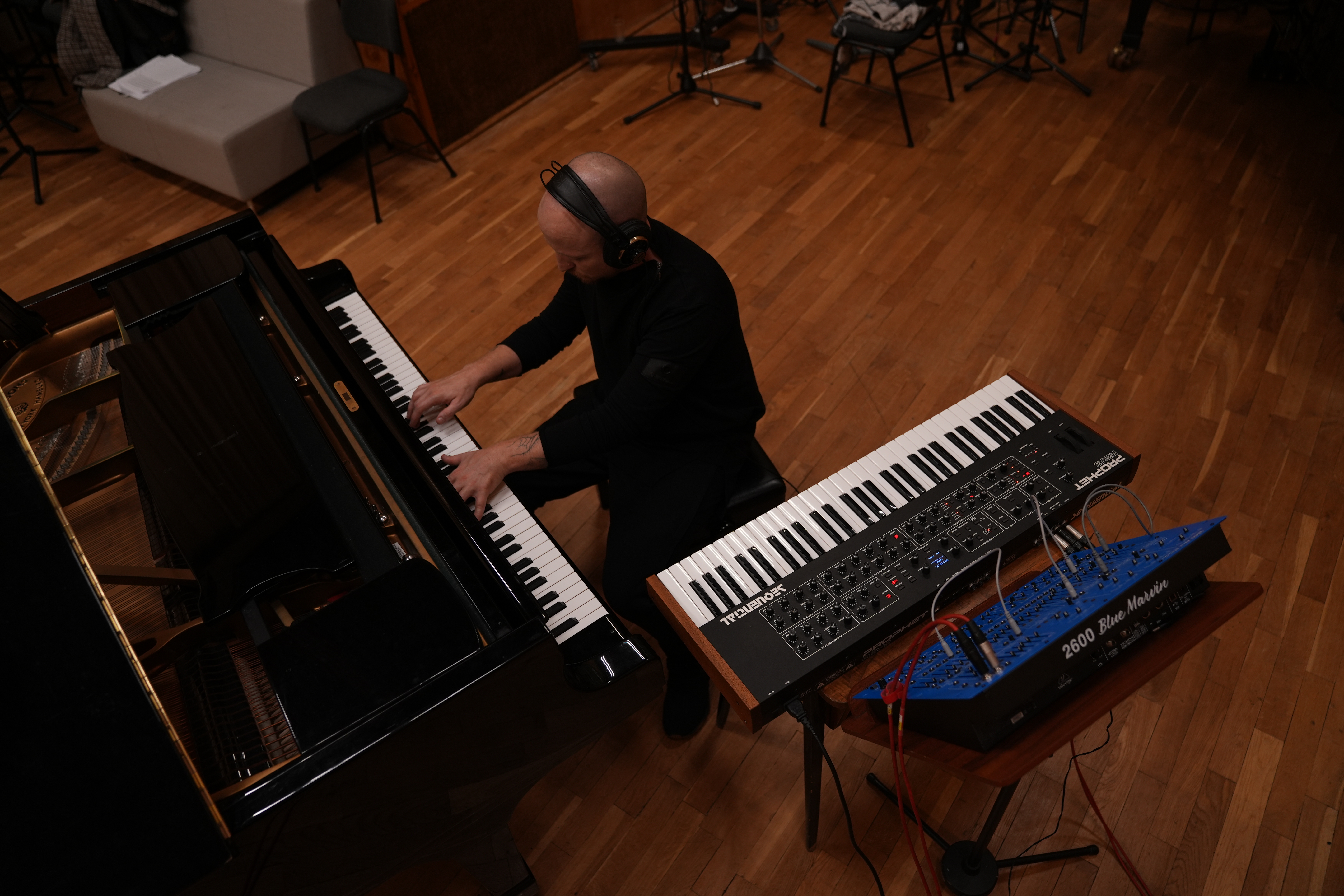 Wojciech Urbański | Mercedes-Benz Wojciech Urbański siedzący przy fortepianie.